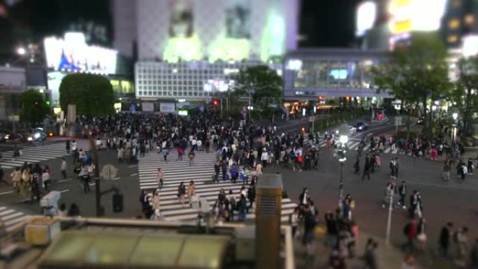 日本东京夜间涩谷十字路口的慢动作人