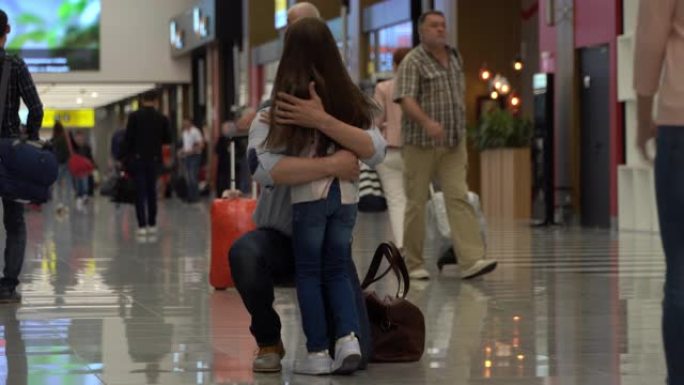 可爱的女儿在机场向爸爸跑去，都拥抱着