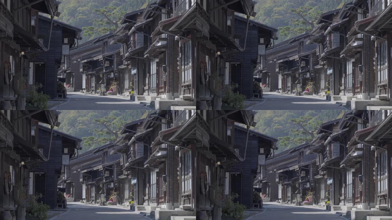 身份不明的人参观了日本长野木曾谷的日本奈莱邮政镇旧木屋和狭窄的街道。(Narai-Juku)