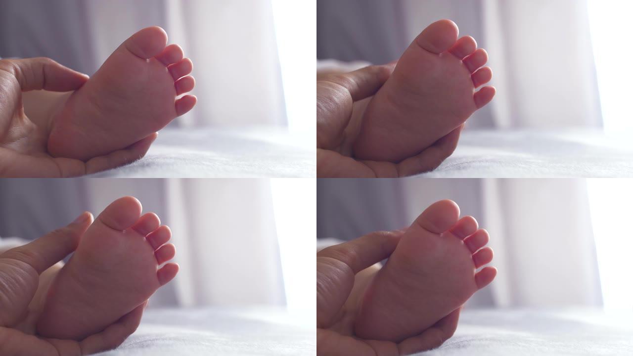 婴儿脚在母亲的手中轻轻触摸