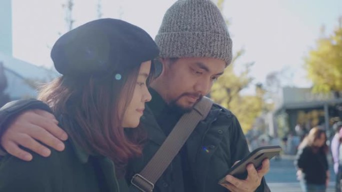 年轻的幸福夫妇在智能手机上自拍