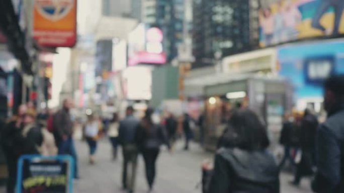 散焦: 纽约市过马路的人。