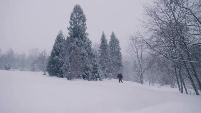 独自在山里。冬季旅行