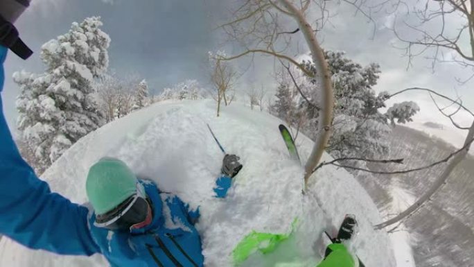 自拍照: 帕克城的年轻人树木滑雪落入深深的粉末雪中。