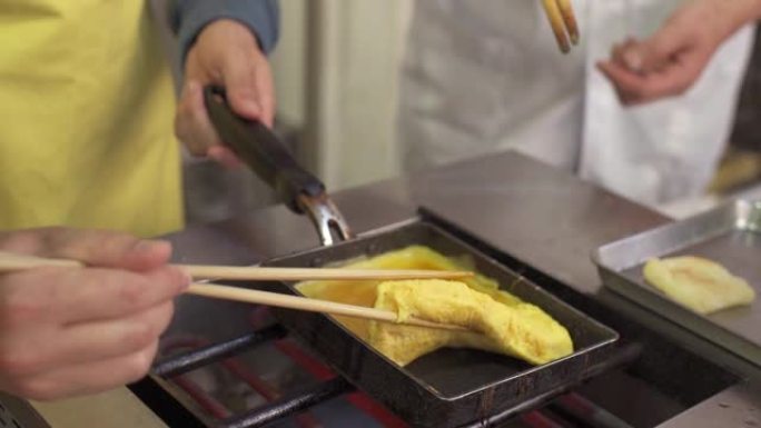 亚洲男子在日本手工制作Tamago鸡蛋