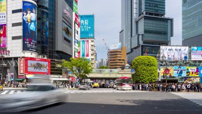 4K UHD延时: 日本涩谷十字路口和人十字路口。日本东京交通中的人群、汽车和火车。