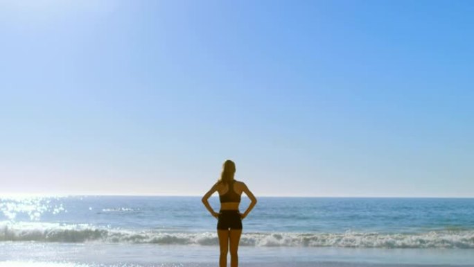 健康的女人站在海滩4k
