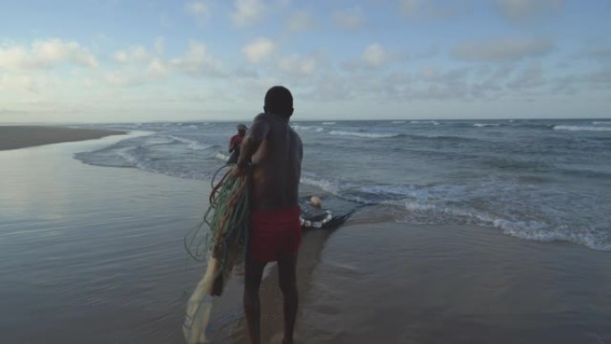 莫桑比克浅海冲浪两个自给自足的渔夫的4k视图