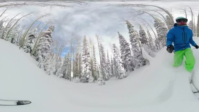 VR 360: 男滑雪者关闭修整的斜坡，并在犹他州滑雪。