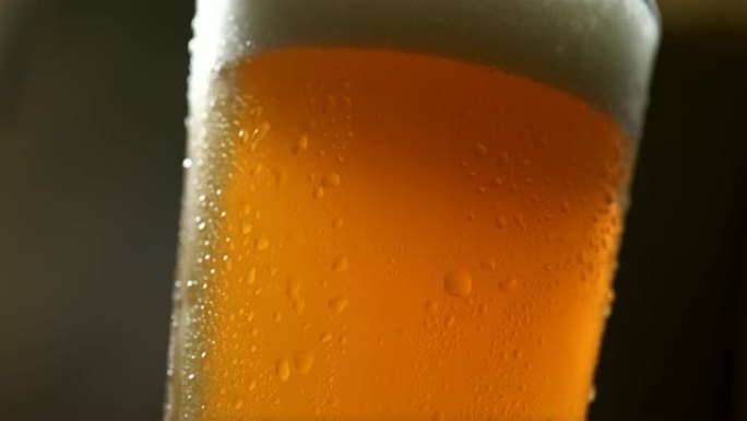 一杯带有冷凝和泡沫的冰镇啤酒