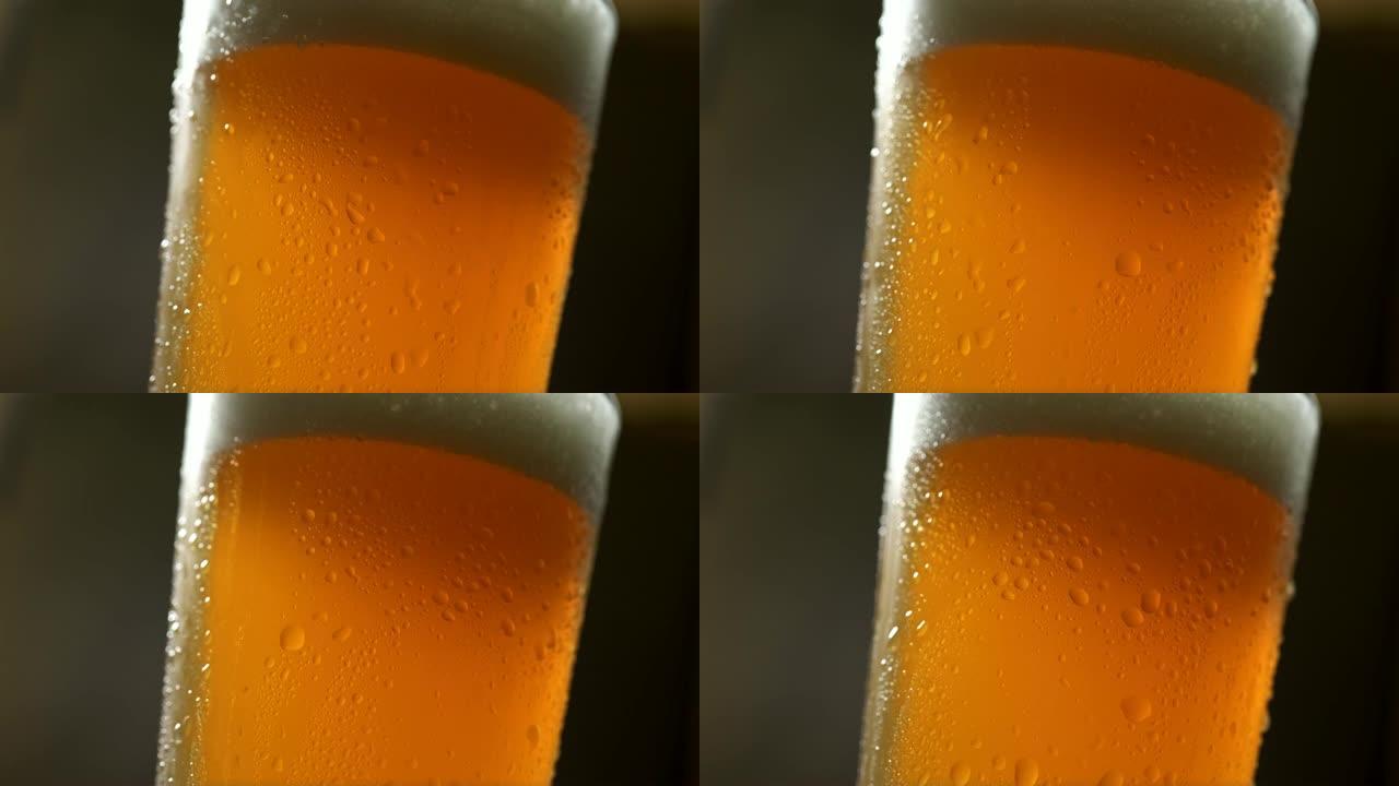 一杯带有冷凝和泡沫的冰镇啤酒