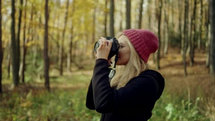 秋天森林中的女摄影师