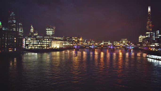 泰晤士河和伦敦天际线。夜晚。碎片。标准生活。市区商务。塔桥