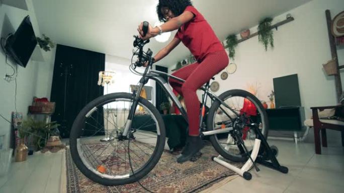 非裔美国女士正在禁闭中骑自行车