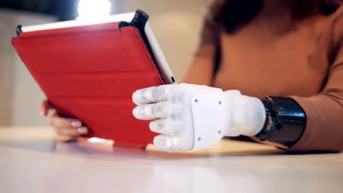 用假手的女人用平板电脑，特写。
