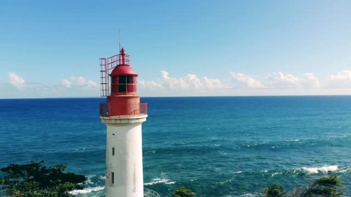 海景，灯塔被棕榈树环绕