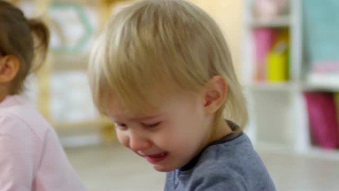 悲伤的小男孩在幼儿园哭泣