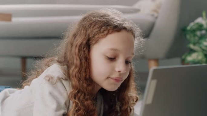 特写，微笑的小女孩使用笔记本电脑