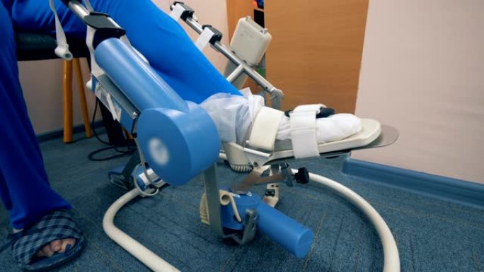 腿部药物治疗。自动机器在医院病房移动病人的腿。