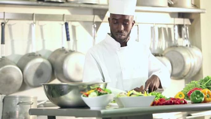 在商业厨房工作的非裔美国人厨师