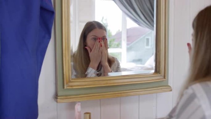 女人在镜子前戴上遮瑕膏