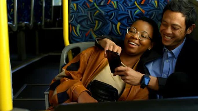 情侣在4k公交车上拍照时用手机自拍