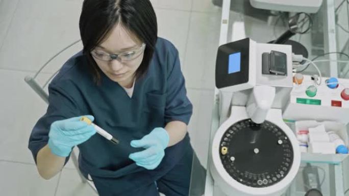 亚洲女性病理技师在实验室工作的高视角视频