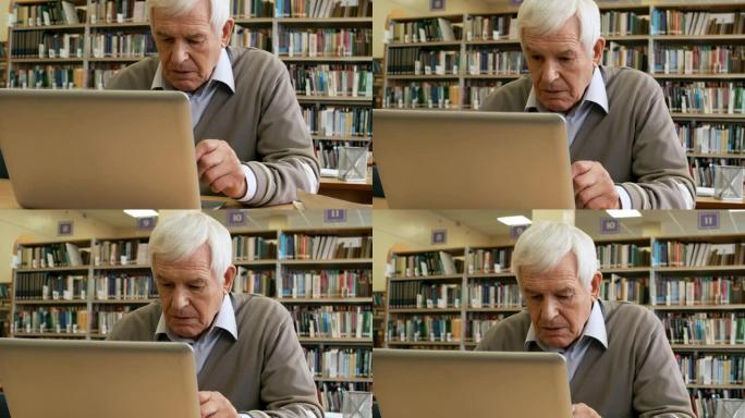 退休男子在图书馆使用计算机