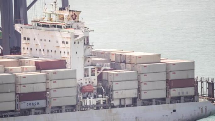 延时: 在香港青衣港海运集装箱港口将集装箱货物装载到货船上