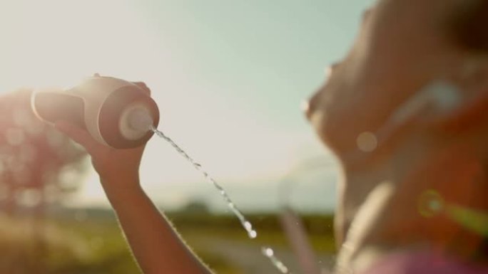 SLO MO女人用飞溅的水刷新自己