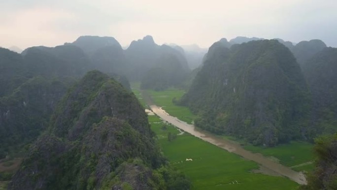无人机: 飞越大河周围壮观的岩石悬崖。