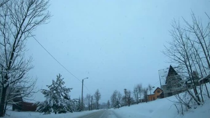 雪路上的汽车，恶劣的天气条件