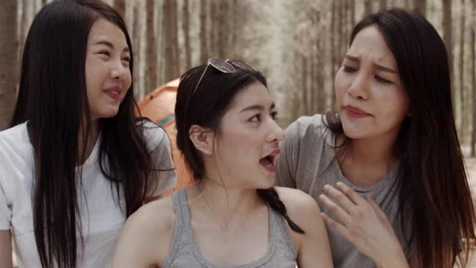 青少年女性使用智能手机vlog视频并生活在社交媒体中，一群年轻的亚洲朋友在森林中露营。夏季假期的冒险