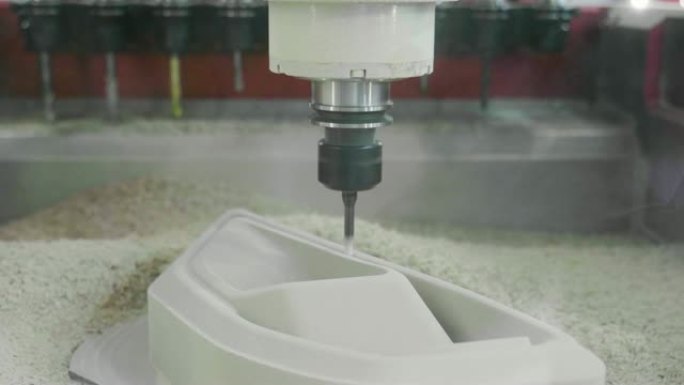 关闭3D打印机，创建工业设计的一部分。