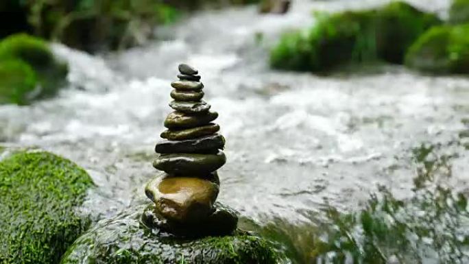 溪流平衡的石头玛尼堆鹅卵石堆叠山泉水流淌