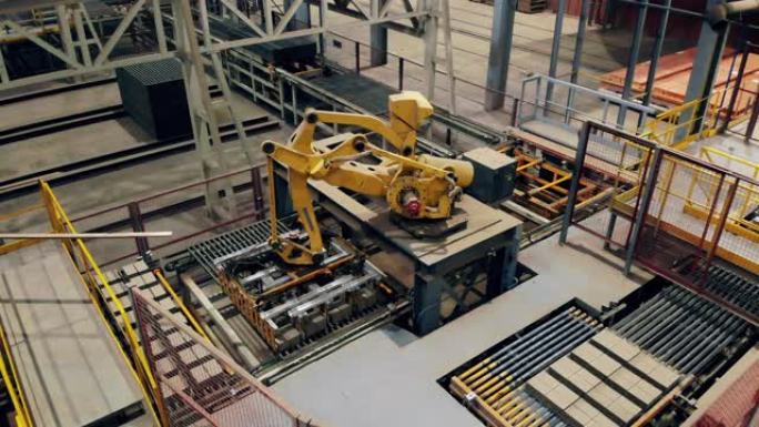 现代自动化工厂设备。机器人装载机正在运输砖产品