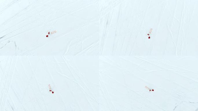 大雪和圣诞老人尖叫求救的俯视图
