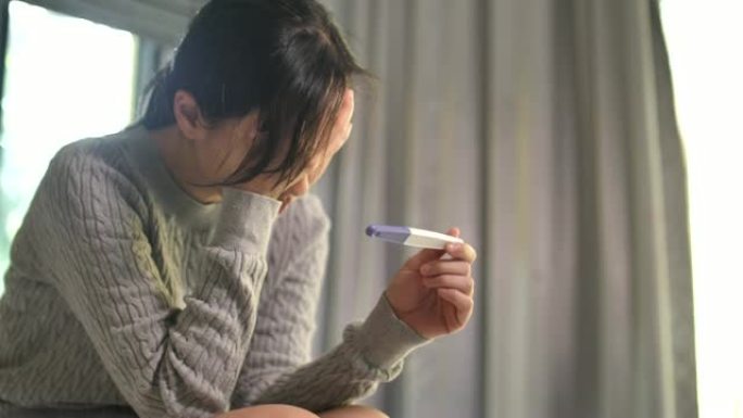 亚洲妇女在知道家里的怀孕测试后感到非常难过