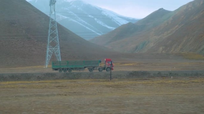 慢动作: 一辆旧卡车在西藏运送货物的电影镜头。