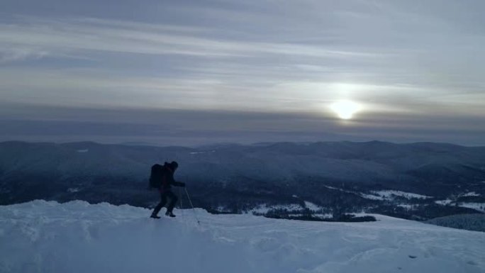 独自在山里。冬季旅行。鸟瞰图