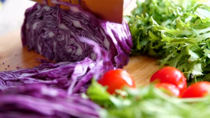 准备新鲜健康沙拉紫色包菜切菜蔬菜沙拉