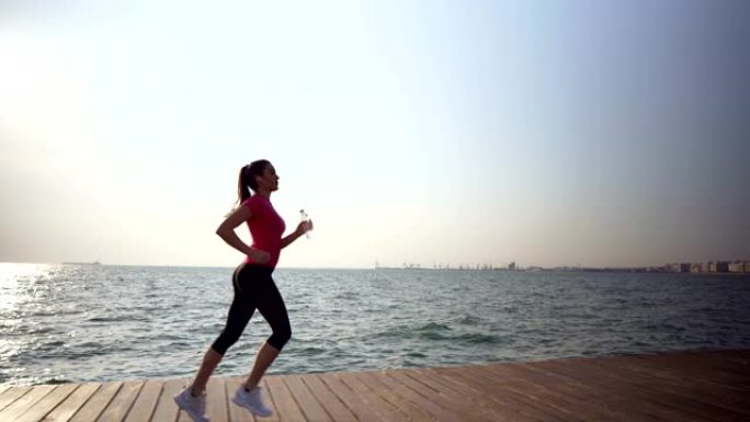女人在海边慢跑外国女人特写实拍视频锻炼身