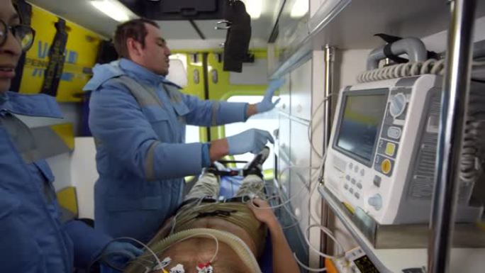 急救人员在救护车中诊断病人