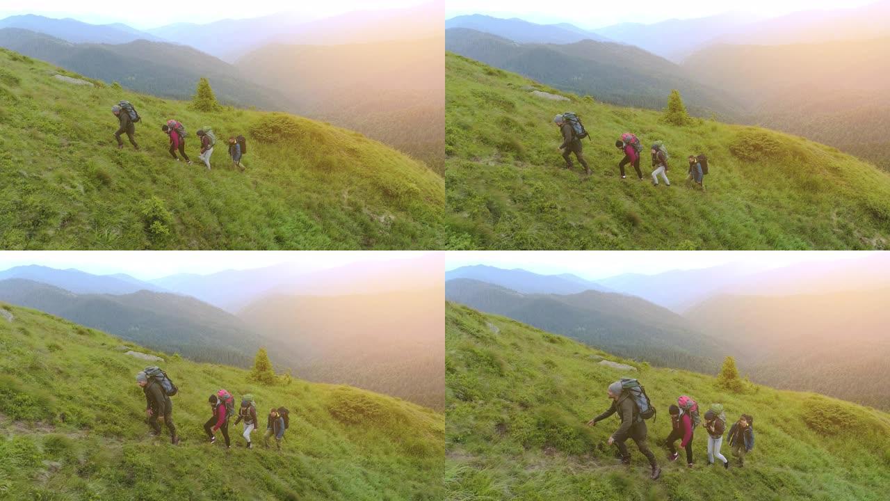 四个背着背包的徒步旅行者在山上行走