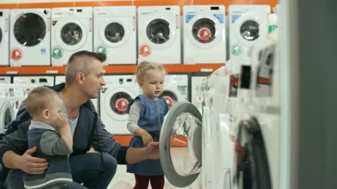 父亲和小孩在商店里看洗衣机