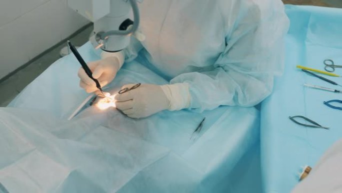 一位外科医生对患者的眼睛进行手术。
