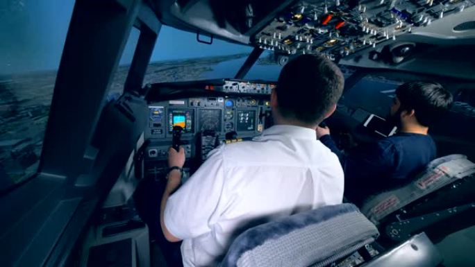 飞机飞行员教练和一名男子正在管理飞行模拟过程