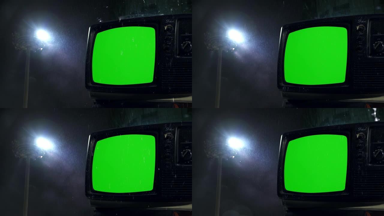 暴风雨之夜绿屏的旧电视。
