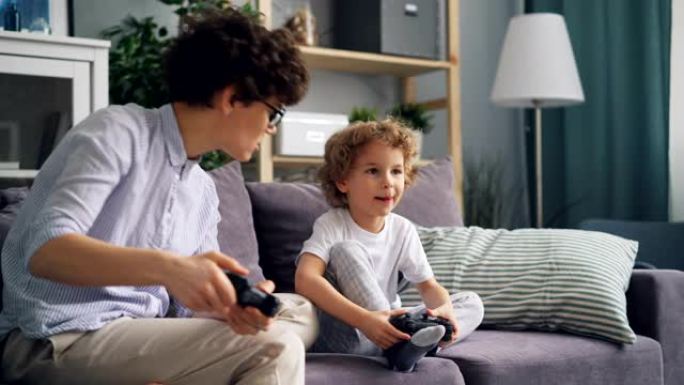 幸福的家庭母子在公寓玩电子游戏一起玩乐