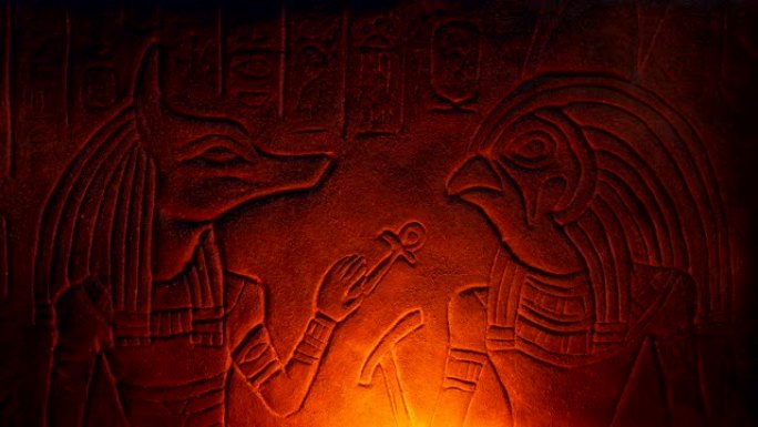 埃及雕刻在尘土飞扬的坟墓中被火点燃